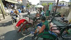 Pengayuh becak menunggu penumpang di Kawasan Pasar Rajawali, Pademangan, Jakarta Utara, Senin (8/10). Pemprov DKI Jakarta berencana merevisi Peraturan Daerah (Perda) Nomor 8 Tahun 2007 tentang Ketertiban Umum. (Liputan6.com/Herman Zakharia)