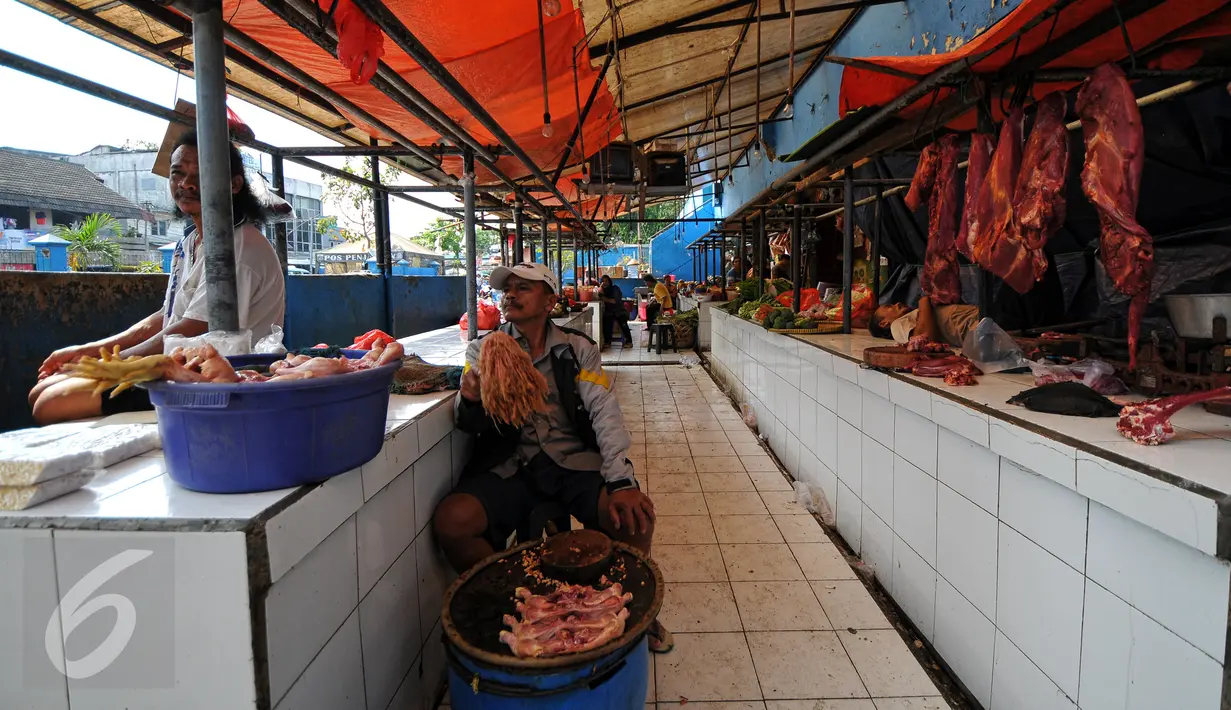 Pedagang ayam potong menunggu pembeli di salah satu lapak di Pasar Minggu, Jakarta, Rabu (22/7/2015). Hari ke-5 pasca Lebaran, aktivitas perdagangan di pasar tradisional belum kembali normal. (Liputan6.com/Yoppy Renato)
