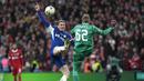 Kiper Liverpool, Caoimhin Kelleher (kanan) berebut bola dengan pemain Chelsea, Conor Gallagher pada laga final Carabao Cup 2023/2024 di Stadion Wembley, Inggris, Minggu (25/02/2024). Pertandingan dimenangkan The Reds melalui gol semata wayang Virgil Van Dijk. (AP Photo/Dave Shopland)