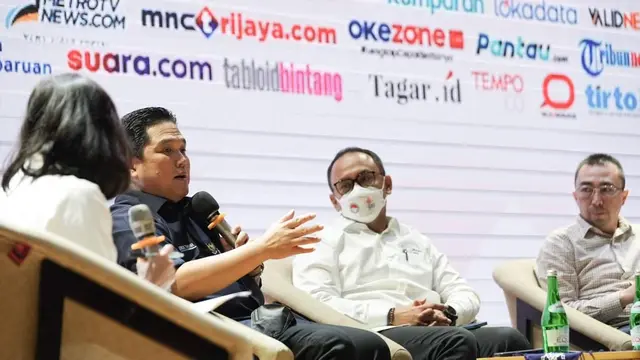 Menteri Badan Usaha Milik Negara (BUMN) Erick Thohir dalam seminar Asosiasi Media Siber Indonesia (AMSI) bertajuk "Menuju Masyarakat Cashless" di Auditorium Perpustakaan Nasional, Jakarta, Rabu (3/8/2022).