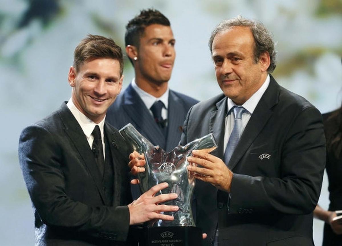 Senyum lebar Messi terima gelar Pemain Terbaik UEFA 2015