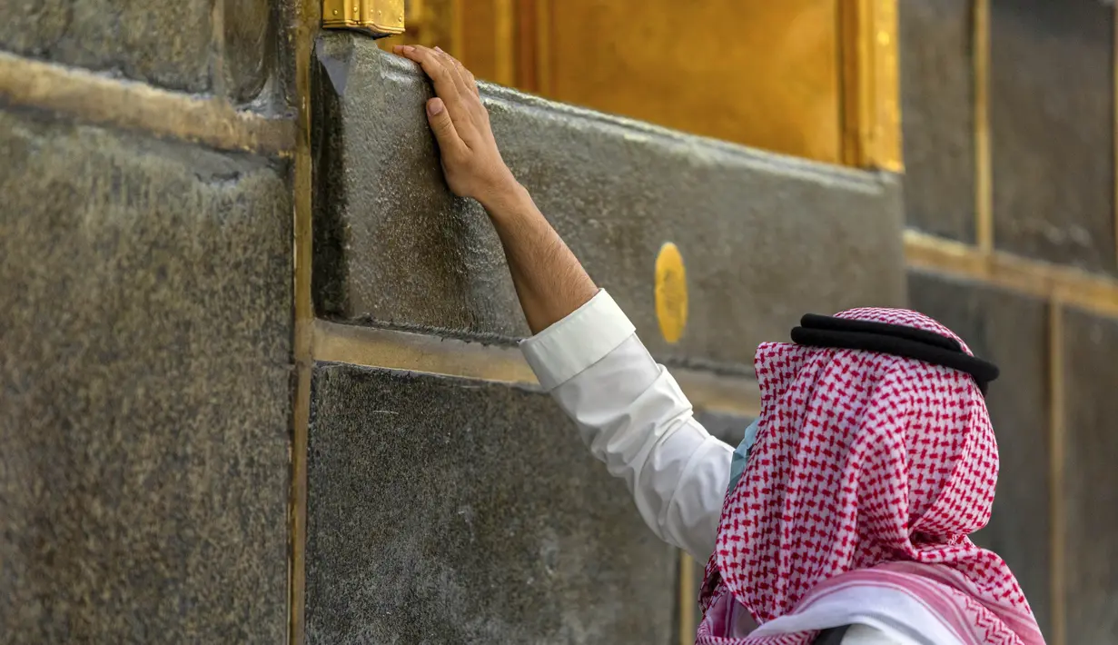 Seorang jamaah menyentuh Ka'bah di Masjidil Haram, Makkah, Arab Saudi, Senin (27/7/2020). Karena pandemi COVID-19, Arab Saudi membatasi jumlah jemaah haji tahun ini hanya untuk sekitar 1.000 orang. (Saudi Ministry of Media via AP)