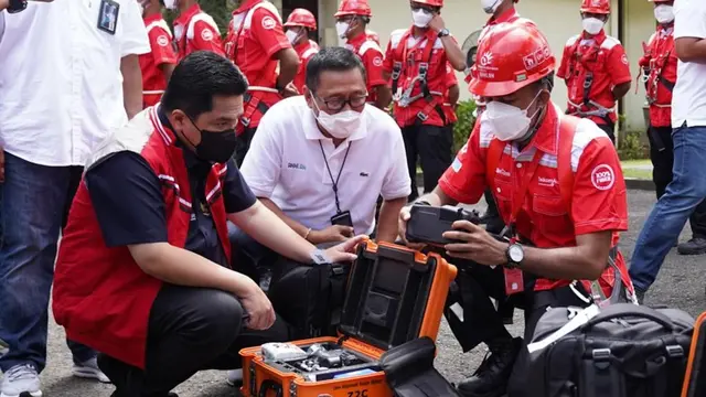 Menteri Badan Usaha Milik Negara (BUMN) Erick Thohir berinteraksi dengan Robot Putu hasil inovasi PT Telkom Indonesia (Persero) Tbk. (Dok BUMN)