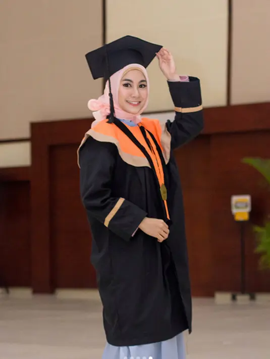 “Alhamdulillah kemarin resmi di wisuda menjadi Sarjana Arsitektur ITENAS Bandung.. 😊😊 #15oktober2017 #latepost,” tulis Anisa Rahma. (Instagram/anisarahma_12)