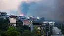 Para petugas pemadam kebakaran berjuang keras untuk memadamkan api yang semakin berkobar akibat hembusan angin kencang di wilayah tersebut. (Ahmet Ayberk Cimen/AFP)