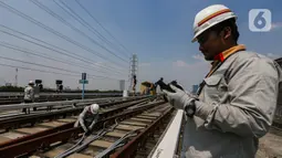 Secara rutin dan berkala, LRT Jakarta melakukan pengecekan pada sistem kelistrikan kereta Light Rail Transit (LRT) Jakarta. (Liputan6.com/Angga Yuniar)