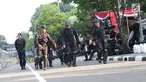 Personel Brimob menari bersama disela-sela berjaga di depan Gedung Mahkamah Konstitusi (MK), Jakarta, Selasa (25/6/2019). Jelang sidang pembacaan putusan akan digelar pada Kamis (27/6), penjagaan di sekitar Gedung Mahkamah Konstitusi diperketat. (Liputan6.com/Helmi Fithriansyah)