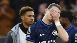 Pemain Chelsea, Conor Gallagher, tampak kecewa setelah ditaklukkan Wolverhampton Wanderers pada laga pekan ke-18 Liga Inggris di Stadion Molineux, Minggu (24/12/2023). Kekalahan ini membuat Chelsea masih terpuruk di posisi sepuluh. Anak asuh Mauricio Pochettino sudah alami nol poin pada delapan pertandingan. (AP Photo/Rui Vieira)