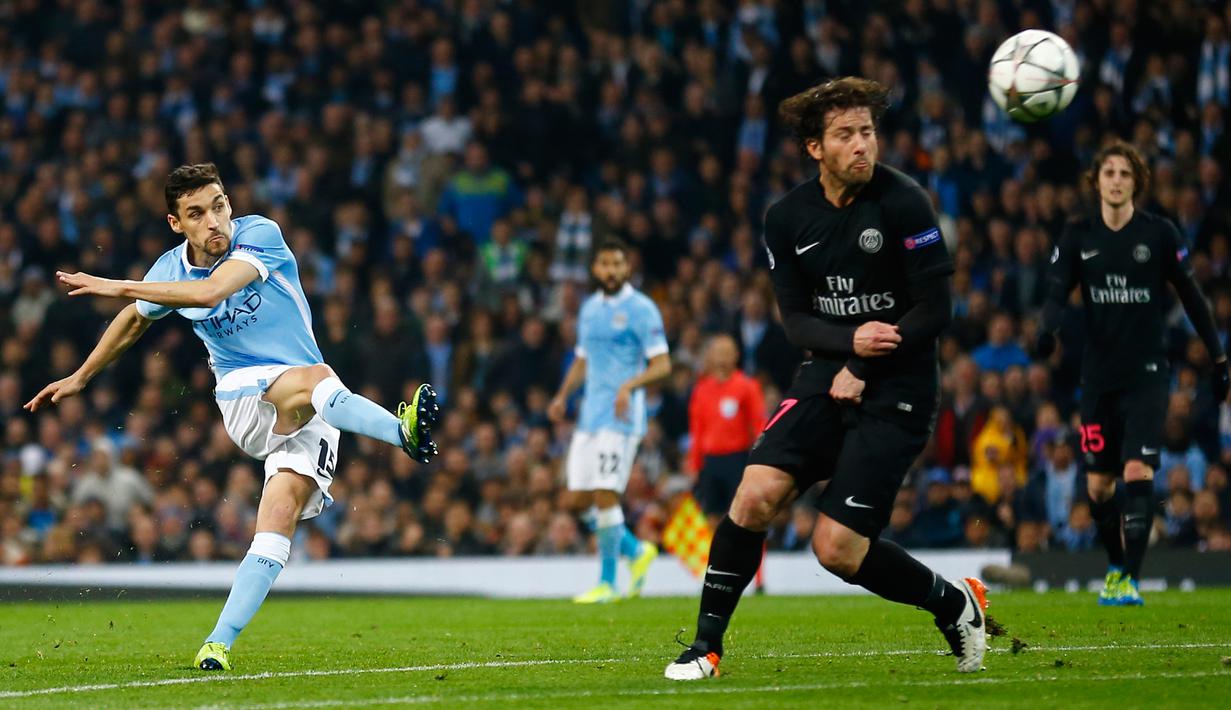 Gelandang City, Jesus Navas (kiri) berusaha mengumpan bola dari kawalan pemain PSG di leg kedua liga Champions di Etihad Stadium, Inggris (13/4). City menang atas PSG dengan skor 1-0. (Reuters/Darren Staples)