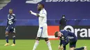 Striker Lyon, Karl Toko Ekambi (tengah) melakukan selebrasi usai mencetak gol pertama timnya ke gawang Bordeaux dalam laga lanjutan Liga Prancis 2020/21 pekan ke-22 di Groupama Stadium, Jumat (29/1/2021). Lyon menang 2-1 atas Bordeaux. (AP/Laurent Cipriani)