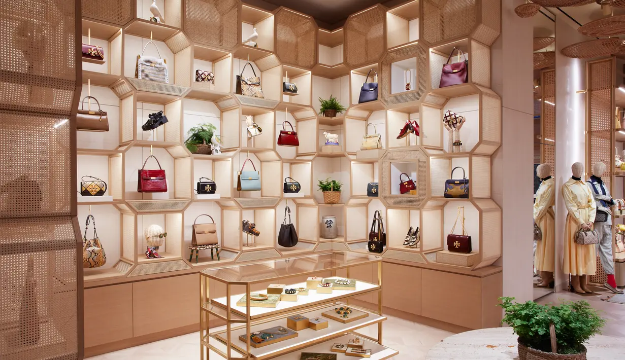 Terletak di distrik SoHo New York, toko bertingkat dirancang oleh arsitek Curiosity Gwenael Nicolas yang mengambil inspirasi dari rumah desainer Tory Burch sendiri. (Foto: Tory Burch)