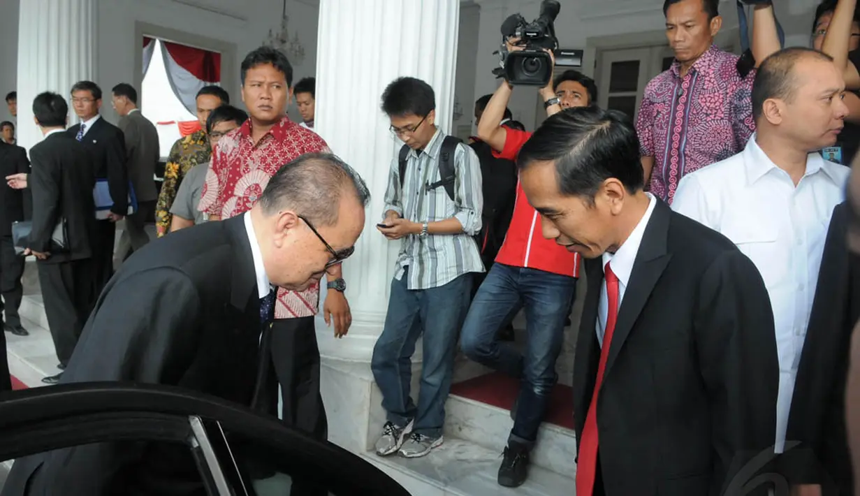 Usai melakukan pertemuan, Presiden terpilih Joko Widodo mengantar Menlu Korea Utara, Ri Su-Yong menuju mobilnya yang terparkir di halaman depan Balai Kota, Jakarta, Rabu (13/8/14). (Liputan6.com/Herman Zakharia)