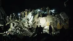 Tim penyelamat memindahkan puing-puing untuk mencari korban selamat di gedung apartemen yang hancur terkena roket pada malam hari di pusat kota Kramatorsk, Ukraina timur, pada Rabu (1/2/2023). Laporan kepolisian juga menyebut serangan dilancarkan dengan rudal jenis 'Iskander-K'. (Yasuyoshi CHIBA / AFP)