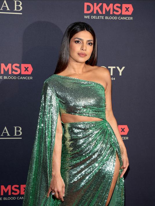 <p>Istri Nick Jonas ini menata rambutnya yang berkilau dengan gaya lurus, mengalir di punggungnya. (Dimitrios Kambouris/Getty Images for DKMS Gala/AFP)</p>