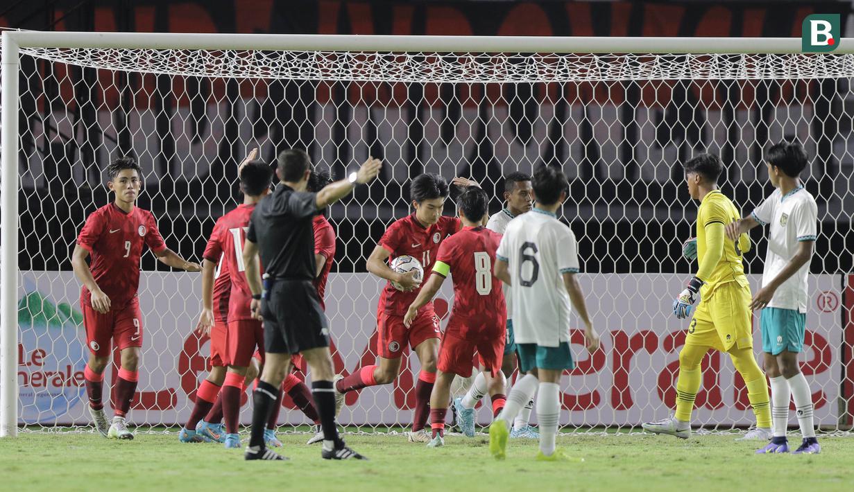 Akhirnya Chen Ngo Hin berhasil memperkecil ketertinggalan 1-3 dari Timnas Indonesia U-20. Namun aksi dari Aditya ini patut diacungi jempol karena berhasil menebak arahnya bola. Belum lagi jika kondisi Cahya Supriadi belum pulih kemungkinan Shin Tae-yong akan menurunkan Aditya saat melawan Timnas Vietnam  U-20 di laga pamungkas Kualifikasi Piala Asia U-20 2023. (Bola.com/Ikhwan Yanuar)