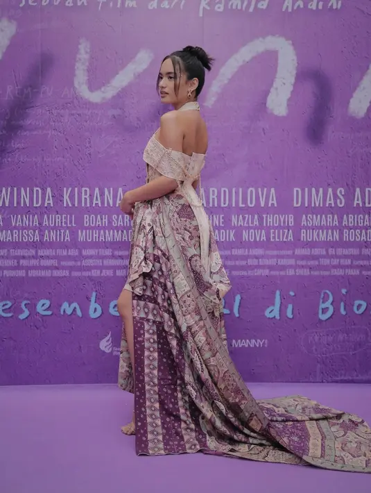 Begitu pula dengan desain kain batik Jawa ini yang dikenakan sebagai gaun panjang ia terlihat anggun. Lewat gala premiere film Yuni tahun 2021, namanya kian melejit. (Liputan6.com/IG/@arawindak)