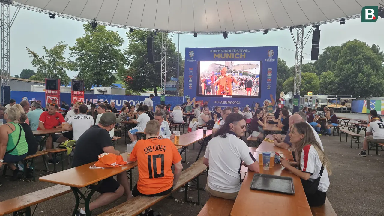Suporter dan warga berteduh di foodcourt Olympiapark, Munchen, Jerman