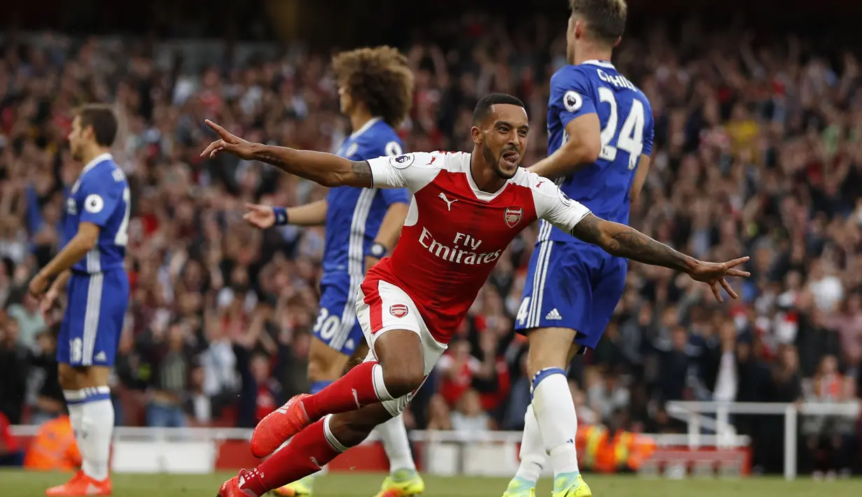 Pemain Arsenal, Theo Walcott merayakan gol kegawang Chelsea pada lanjutan Premier League di Emirates Stadium, Minggu (25/9/2016) dini hari WIB. (Action Images via Reuters/John Sibley)