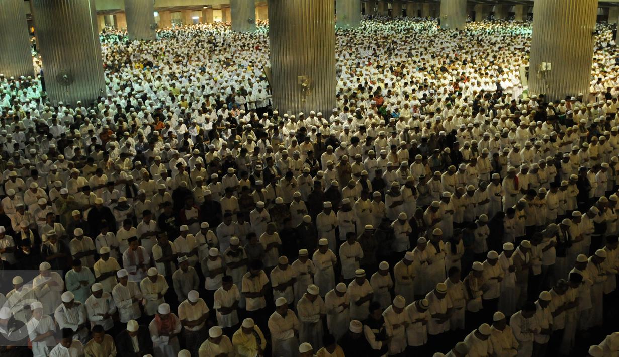 Puluhan ribu peserta demo 2 Desember menunaikan ibadah salat subuh berjamaah di Masjid Istiqlal, Jakarta, Jumat (2/12). Mereka kebanyakan telah tiba di Masjid Istiqlal sejak malam hari. (Liputan6.com/Gempur M Surya)