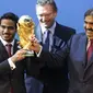 Mohamed bin Hamad Al-Thani, kiri, Ketua panitia lelang 2022, dan Sheikh Hamad bin Khalifa Al-Thani, Emir Qatar, memegang trofi Piala Dunia di depan Sekretaris Jenderal FIFA Jerome Valcke. (AP Photo/Anja Niedringhaus)