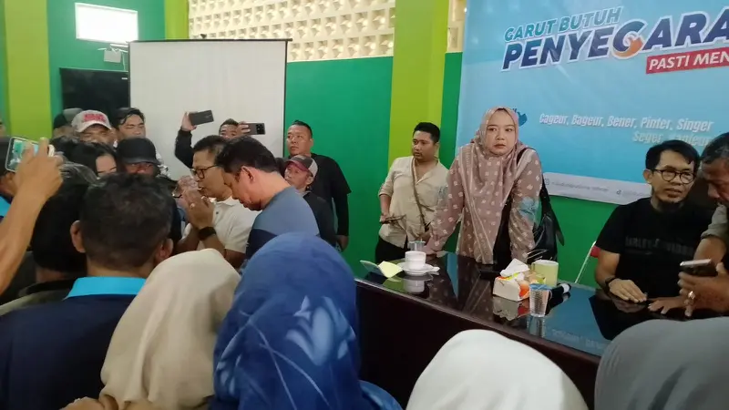 Para relawan nampak menyemut mengelilingi Dudung Sudiana (berkacamata), setelah pengumuman pengunduran diri dalam pencalonan Pilkada Garut 2024. (Liputan6.com/Jayadi Supriadin)