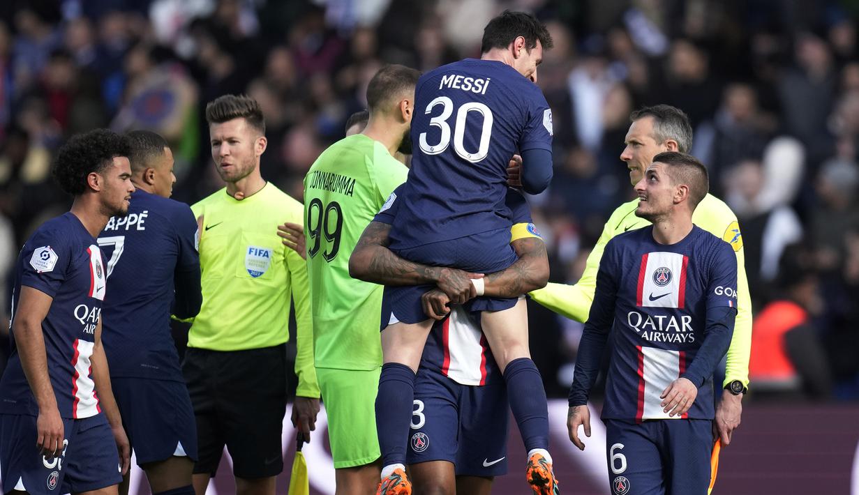 Striker PSG, Lionel Messi bersama rekan-rekannya merayakan kemenangan atas Lille setelah berakhirnya laga pekan ke-24 Ligue-1 2022/2023 di Parc des Princes Stadium, Paris (19/2/2023). Lionel Messi juga tercatat sebagai raja tendangan bebas di liga top Eropa sejak 2010/2011 di mana ia telah mencetak total 39 gol melalui eksekusi tendangan bebas menurut TNT Sport. (AP Photo/Christophe Ena)