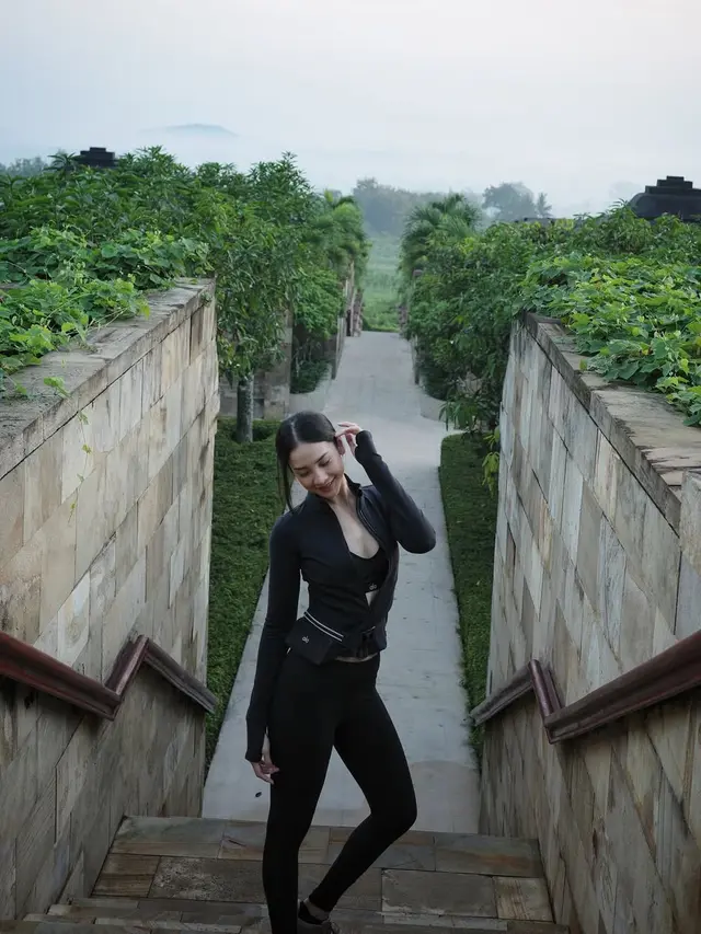 6 Gaya Sporty nan Stylish dengan Sport Bra ala Tatjana Saphira, Valerie Thomas, hingga Anya Geraldine Saat Trekking di Bukit Menoreh