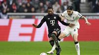 Bek Borussia Monchengladbach, Kevin Diks mencoba merebut bola dari penguasaan winger Bayern Munchen, Michael Olise dalam laga Bundesliga 2025/2026 di Borussia Park, Sabtu (25/10/2025). (AFP/Ina Fassbender)