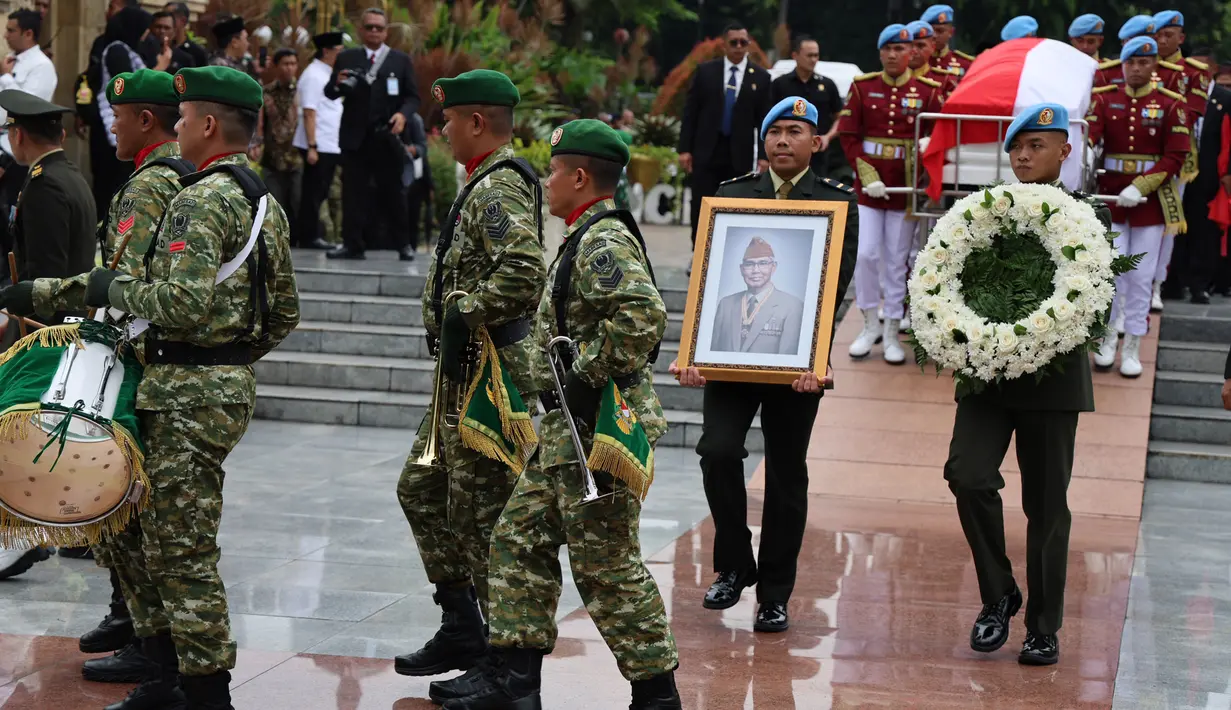 Pihak keluarga menyebut tidak ada penyakit tertentu yang dialami Try Sutrisno. Tampak dalam foto, prosesi pemakaman jenazah Wakil Presiden Republik Indonesia ke-6, Try Sutrisno, di Taman Makam Pahlawan Nasional, Kalibata , Jakarta, Senin (2/3/2026). (merdeka.com/Arie Basuki)