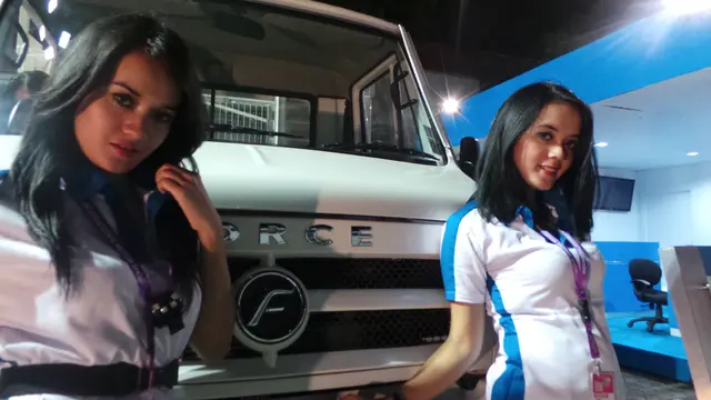 Mirip "Katy Perry", si Kembar SPG IIMS Ini Tuai Sanjungan