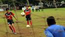 Salah satu anak berlatih melakukan tendangan penalti di Sekolah Sepak Bola (SSB) ASIOP Apacinti di Lapangan A Senayan, Jakarta, Jumat (20/2/2015). (Liputan6.com/Helmi Fithriansyah)