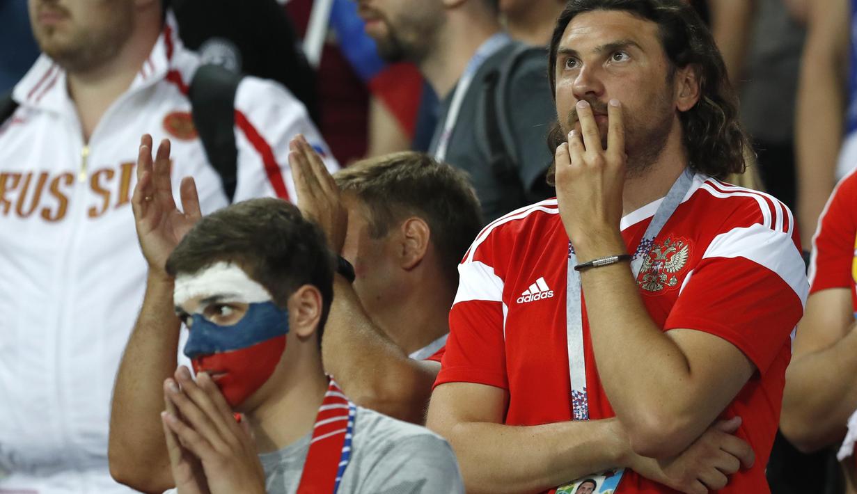 Suporter tampak kecewa usai Rusia kalah dari Kroasia pada laga perempat final Piala Dunia di Stadion Olimpiade Fisht, Sabtu (7/7/2018). Rusia kalah adu penalti dengan skor 3-4 dari Kroasia. (AP/Pavel Golovkin)