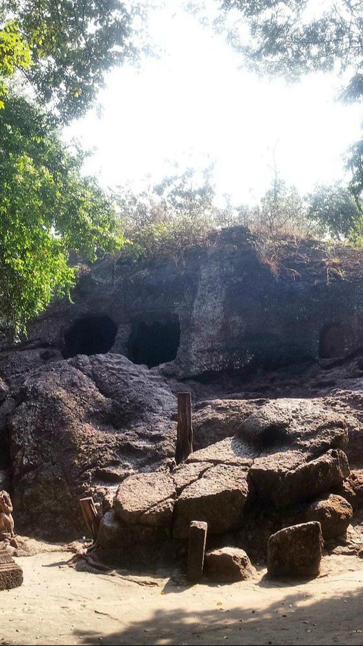 <b>3. Goa Selomangleng</b>