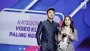 Rizky Febian dan Sherly Sheinafia saat menerima penghargaan kategori Video Klip Paling Ngetop dalam acara SCTV Music Awards 2018 di Studio 6 Emtek, Jakarta, Jumat (27/4). (Liputan6.com/Faizal Fanani)