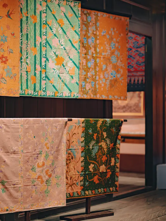Menilik Keindahan Koleksi Batik Pesisir Berusia Lebih dari Seabad di Pameran Pasang Surut