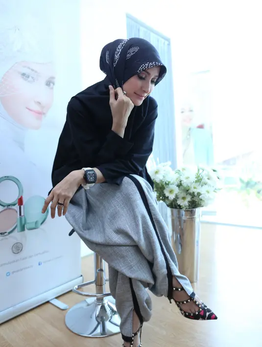 Make up menjadi 'senjata' ampuh bagi kaum hawa untuk menutupi kekurangan dibagian wajahnya. (Galih W. Satria/Bintang.com)