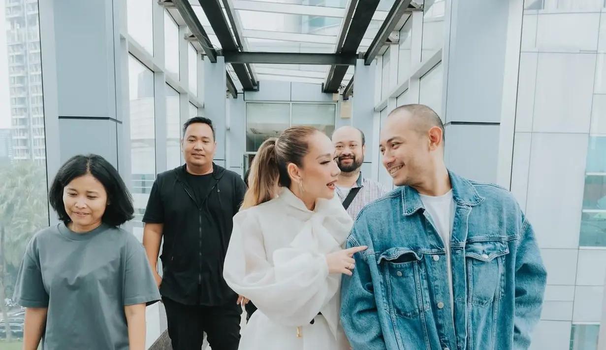 Keduanya terlihat sama-sama mengenakan outfit bertema warna putih. Unge dengan dress organza warna putih, sedangkan Tiko mengenakan kaus putih dan jaket denim. [@tikoaryawardhana]