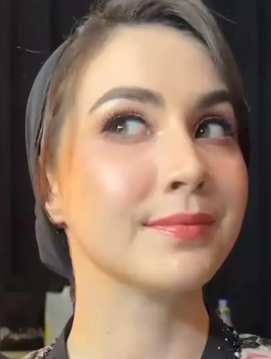 Gayanya semakin menawan saat memakai aksesori berupa topi dan scarf yang membuatnya terlihat bak noni Belanda.