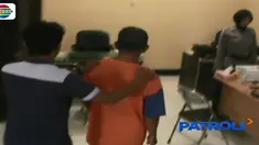 Menurut para orang tua, anak-anak mereka semula ketakutan tak mau ke sekolah yang ternyata diduga dicabuli pelaku.