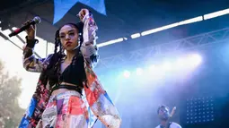 Wanita beruntung itu adalah Tahliah Barnett, seorang penyanyi asal Inggris dengan nama panggung FKA Twigs. (Daniel Boczarski/Getty Images for Ketel One/AFP)