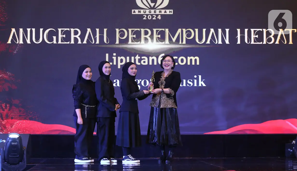 Voice of Baceprot, grup musik beraliran metal asal Garut saat menerima Anugerah Perempuan Hebat Liputan6.com Kategori Musik dalam cara Cita dan Cipta 2024 yang diadakan Liputan6.com x Fimela di Hotel Shangri-La Jakarta, Rabu (31/7/2024) malam. (Liputan6.com/Angga Yuniar)