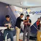 Pengunjung melakukan transaksi atas pembelian Asuransi Kecelakaan Diri Askrindo pada pameran UMKM Induk Koperasi Wanita Pengusaha Indonesia (Inkowapi) di booth DigiAsk, Lapangan Banteng, Jakarta. (Liputan6.com)