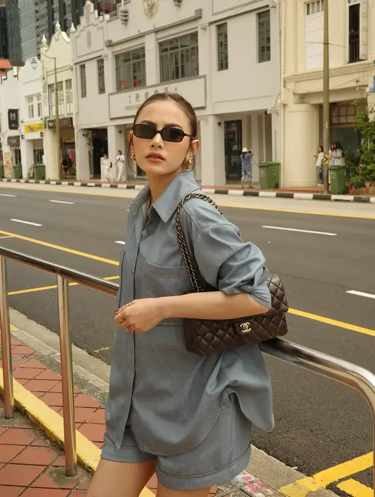 Di potret lainnya, Mahalini kenakan setelan kemeja oversized dan celana pendek abu-abu. Dipadu dengan Chanel Flapbag yang bikin terlihat berkelas [@mahaliniraharja]