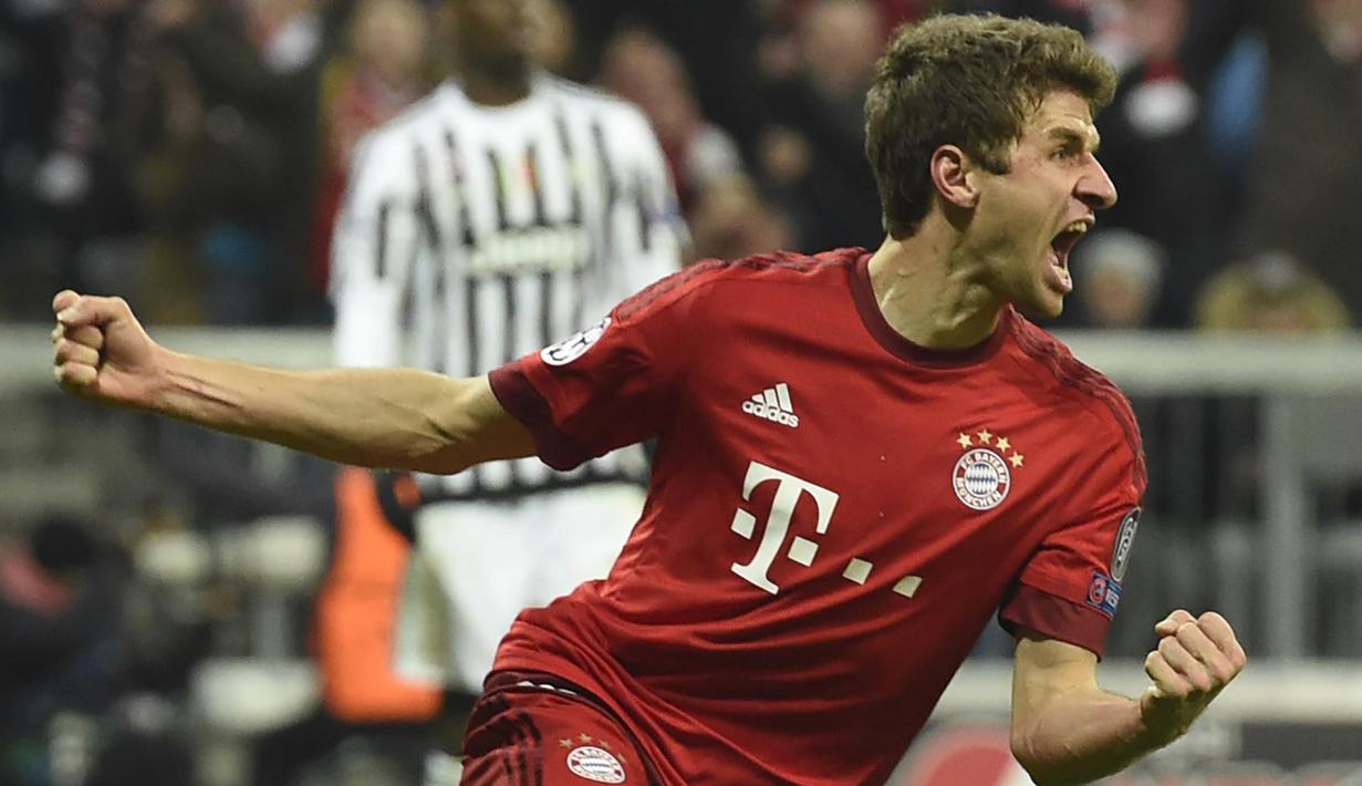 Gelandang Bayern Munich, Thomas Mueller merayakan golnya saat timnya menang 4-2 atas Juventus pada laga leg kedua 16 besar liga Champions di Stadion Allianz Arena, Munich, Kamis (17/3/2016) dini hari WIB. (AFP/Odd Andersen)