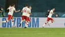 Penyerang Polandia, Robert Lewandowski (kanan) berselebrasi usai mencetak gol ke gawang Spanyol pada pertandingan grup E Euro 2020 di stadion La Cartuja di Seville, Spanyol (19/6/2021). Dengan hasil ini, Polandia kini berada diperingkat terakhir dengan poin satu. (AP Photo/Thanassis Stavrakis, Pool)