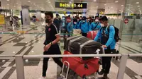 Skuat PSM saat tiba di Bandara Internasional Changi, Singapura (10/2/2020). (Bola.com/Abdi Satria)