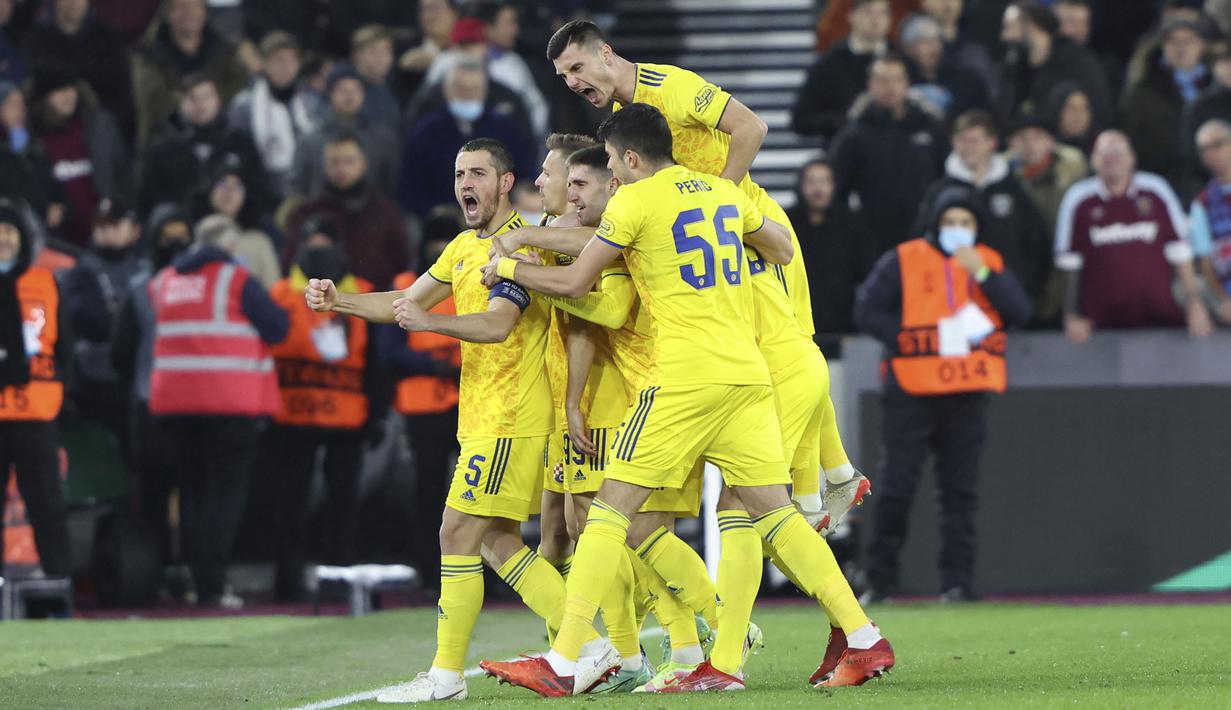 Dalam pertandingan di Stadion London, The Hammers dikejutkan dengan gol cepat tim tamu pada menit ketiga oleh Mislav Orsic. (AP/Ian Walton)
