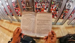 Umat Islam mendengarkan khutbah saat mengikuti ibadah salat Jumat pertama Ramadan 1444 Hijriyah di Masjid Istiqlal, Jakarta, Jumat (24/3/2023). (Liputan6.com/Angga Yuniar)