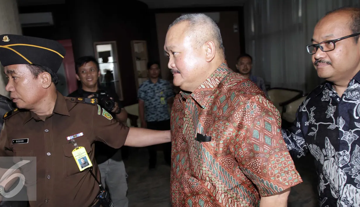 Gubernur Sumsel, Alex Noerdin berjala saat tiba di dalam Gedung Kejagung, Jumat (29/4). Alex Noerdin diperiksa sebagai saksi terkait kasus dugaan penyelewengan dana bantuan sosial (bansos) senilai Rp12 triliun tahun 2013. (Liputan6.com/Helmi Afandi)