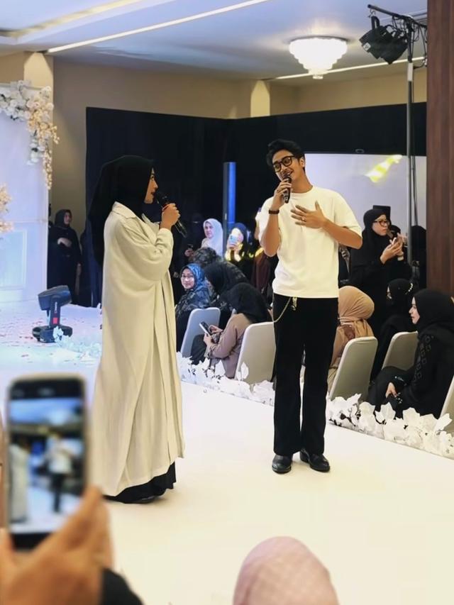 Potret Sintya Marisca dan Abidzar Al Ghifari saat berduet membawakan lagu 'Inikah Cinta' pada acara peluncuran brand parfum Umi Pipik (Instagram/@sintyamarisca)
